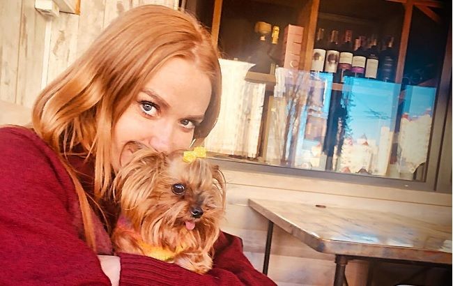 Буйство красок: Слава Каминская примерила яркий весенний образ