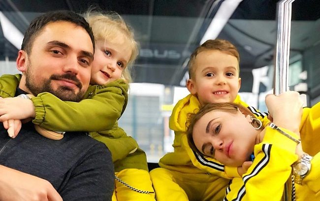 Яркие и красивые: Слава Каминская восхитила фанов семейными фото с отдыха