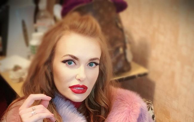 Кашкет і хутряна жилетка: Слава Камінська похвалилася стильним образом