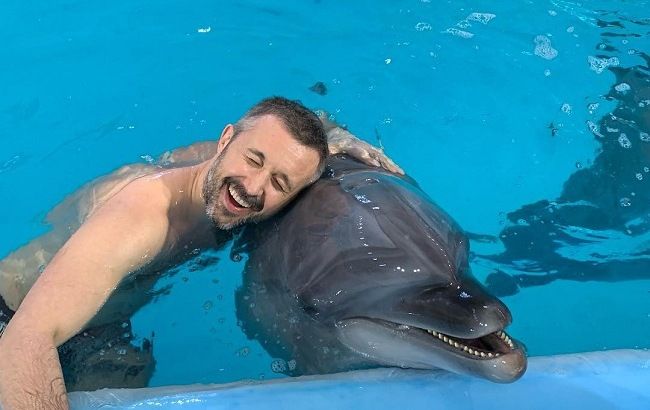 Вулкан радужных эмоций: Сергей Бабкин поделился яркими семейными фото из дельфинария