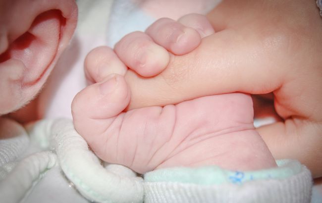 Дитина народилася з третьою рукою в неочікуваному місці (фото)