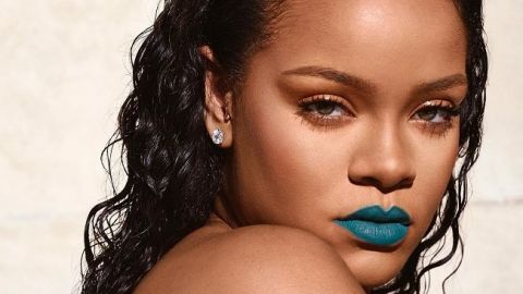 В золоте с головы до пят: Рианна "взорвала" сеть роскошной съемкой в мини-платье