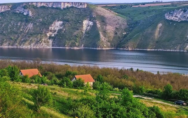 Гумові капці і своя їжа: приховані сторони відпочинку у Бакоті