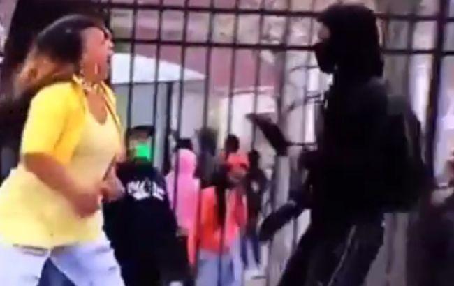 Заворушення в Балтіморі: мама не дозволила синові брати участь у свавіллях (відео)