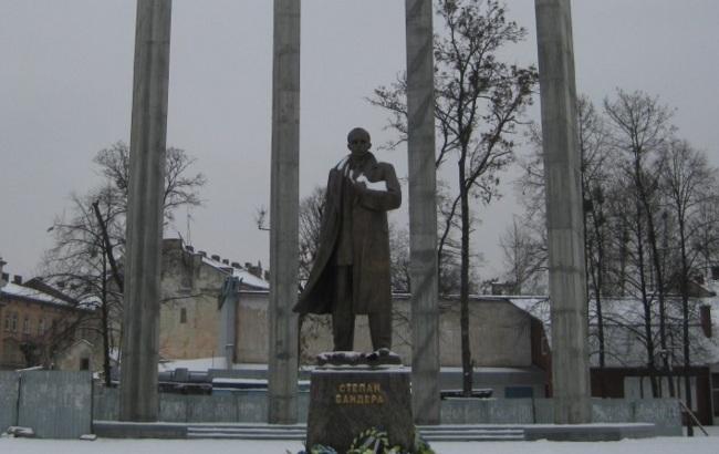 Во Львове снова "заминировали" памятник Бандере