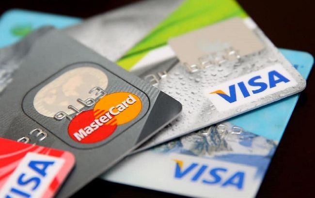 В Украине для владельцев карт Visa и Mastercard снизят межбанковскую комиссию: когда и на сколько