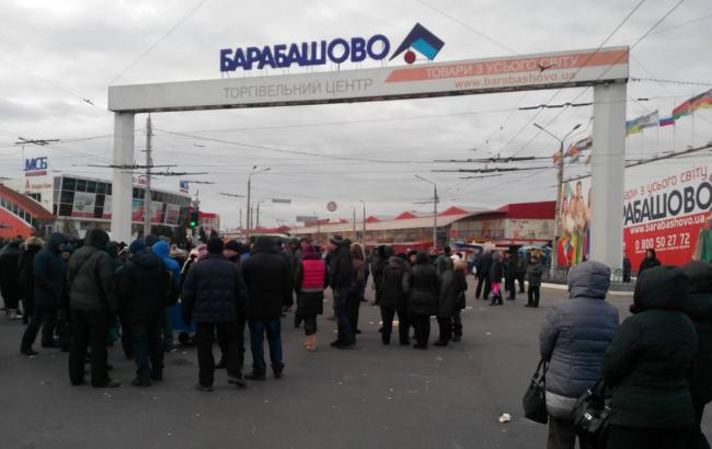В Харькове на рынке "Барабашово" горят торговые павильоны
