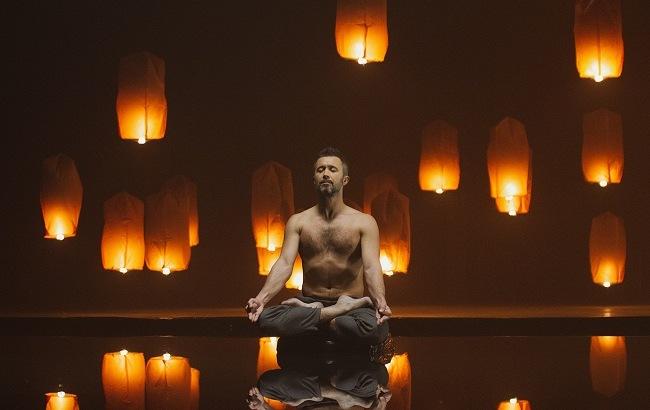 Сергей Бабкин похвастался накачанным торсом в новом сольном клипе