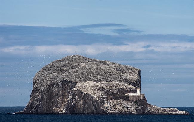 "День сменяет ночь": в сети показали фантастический снимок острова в Шотландии