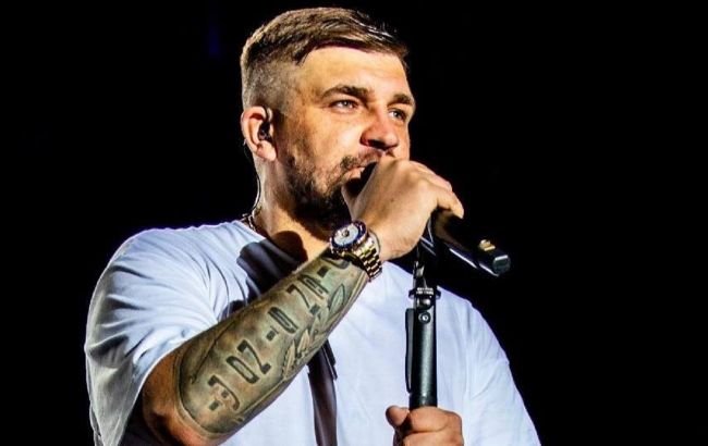 Скандальний Баста знову приїхав до Одеси: величезна черга з фанів потрапила на відео