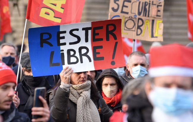 Протесты в Париже: радикалы атаковали полицию, произошли задержания