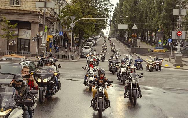 "Мотоциклов не надо бояться": в Киеве провели женский байкерский заезд (видео)