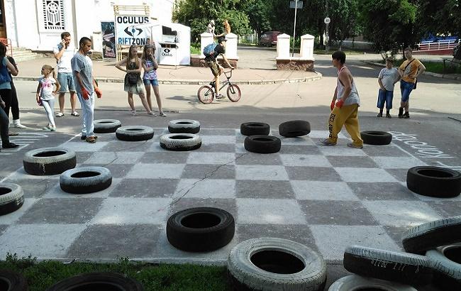 В Конотопе устроили турнир по гигантским шашкам