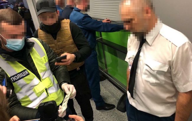 Митники "Борисполя" підозрюються у вимаганні хабарів з пасажирів