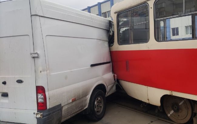 В Киеве из-за ДТП остановлено движение трамваев