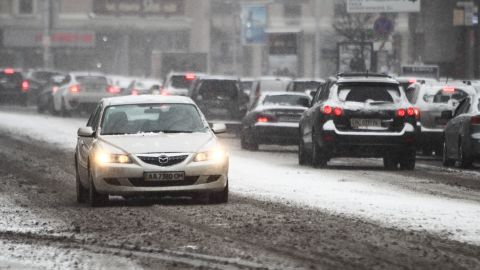 Непогода в Украине: водителям рассказали, как выбраться из снежных заносов