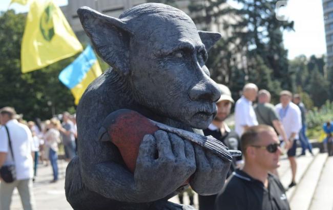 В Запорожье появился памятник российской пропаганде с лицом, похожим на Путина
