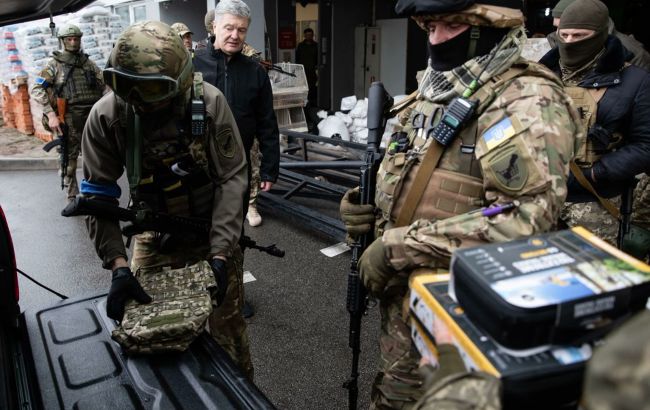 Порошенко привіз бронежилети, рації та аптечки у 128-ий батальйон