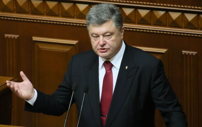 Порошенко призвал Раду принять изменения в Конституцию по децентрализации осенью