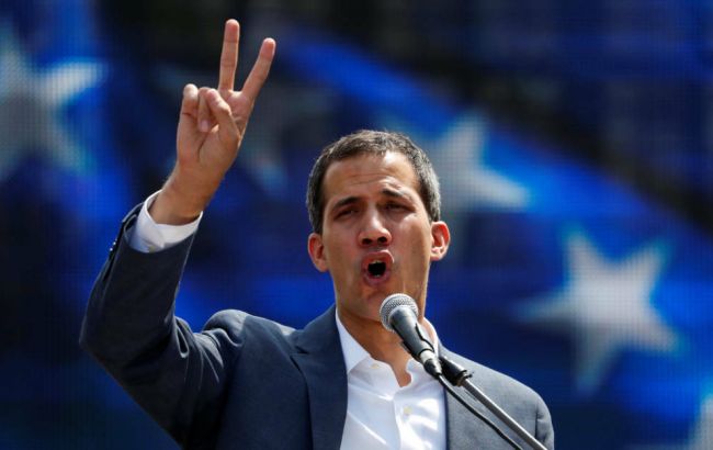 Гуайдо підписав перший президентський указ