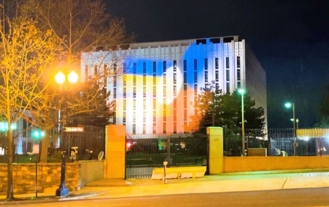 Посольство России в США "окрасили" в сине-желтый флаг