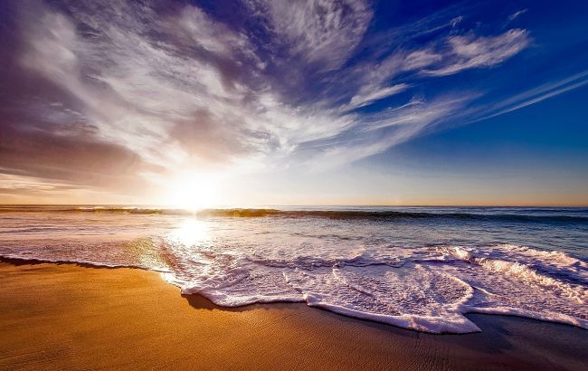 На популярному українському курорті оскандалились прибиранням берега