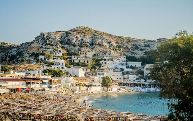На большинстве пляжей Греции запретят шезлонги: новые правила