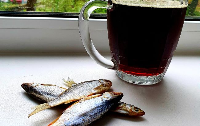 В Києві пивний магазин продав людям тараньку, з якої випадали опариші (відео)