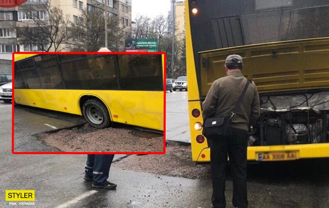 Лучшим дорогам быть: в Киеве автобус с пассажирами упал в яму