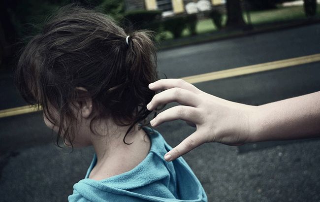 Берегите детей: под Киевом орудуют похитители (видео)