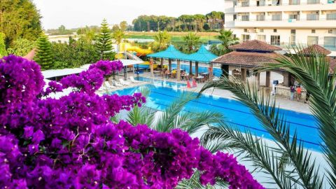 Тури дорожчають, рейси скасовують: чи варто планувати відпочинок на курортах Туреччини у вересні