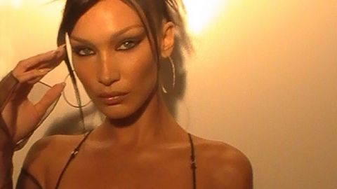 В шубе и с голым животом: Белла Хадид показала трендовый образ для самых смелых