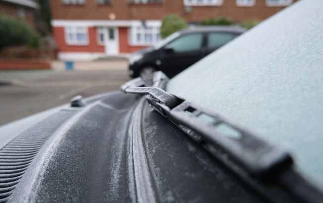 Дворники примерзли к стеклу: как за 2 минуты очистить лед, не повредив резину