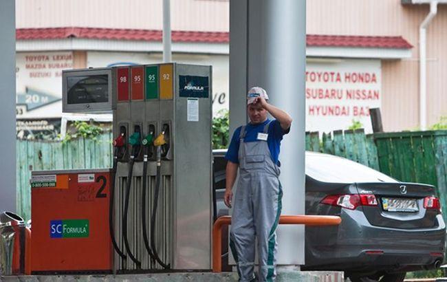 Розничные продажи бензина через украинские АЗС в феврале сократились на 33,7%