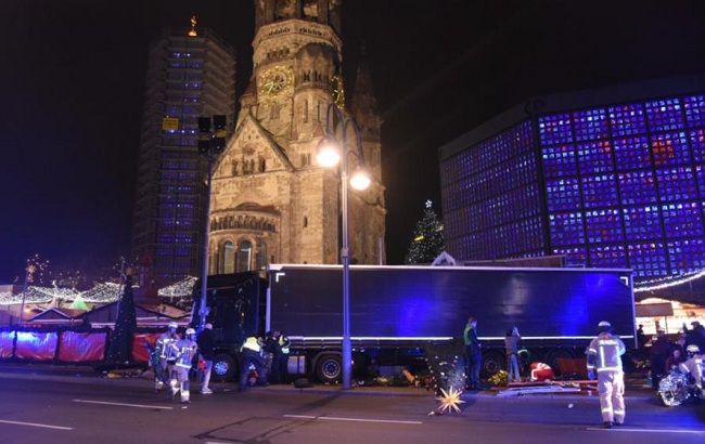 Теракт в Берліні: подробиці наїзду вантажівки на натовп людей