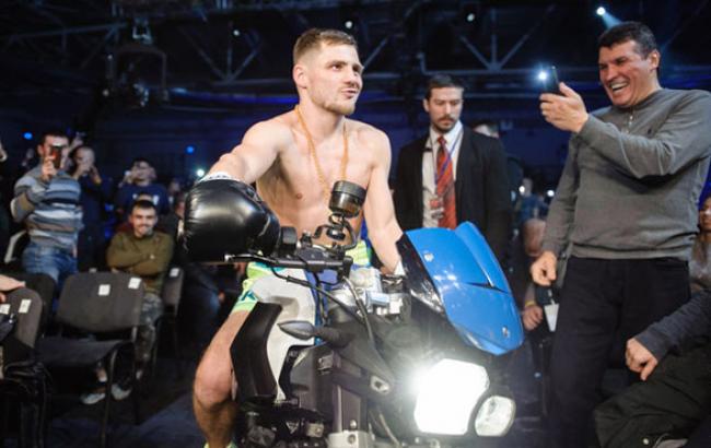 Украинский боксер Беринчик поразил эффектным выездом на ринг