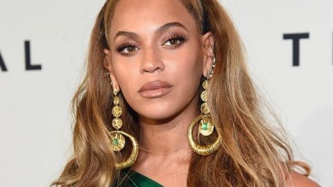 Королева тропиков: Бейонсе восхитила роскошными формами в "сочном" total look от Versace