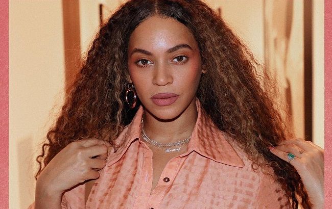 Персик в тренде: Бейонсе восхитила сеть стильными образами