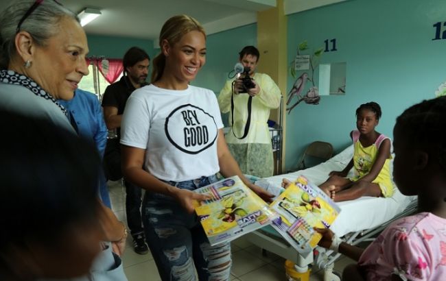 Бейонсе посетила Гаити c гуманитарной миссией