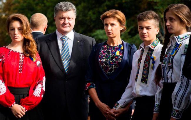 Порошенко поздравил украинок с Днем матери