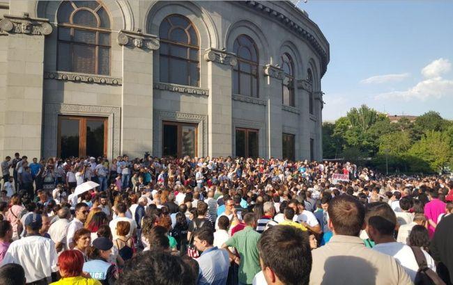 У центрі Єревана демонстранти влаштували сидячий пікет: онлайн-трансляція