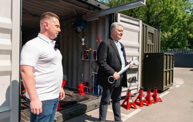 Порошенко с волонтерами сделал первый мобильный шиномонтаж для фронта