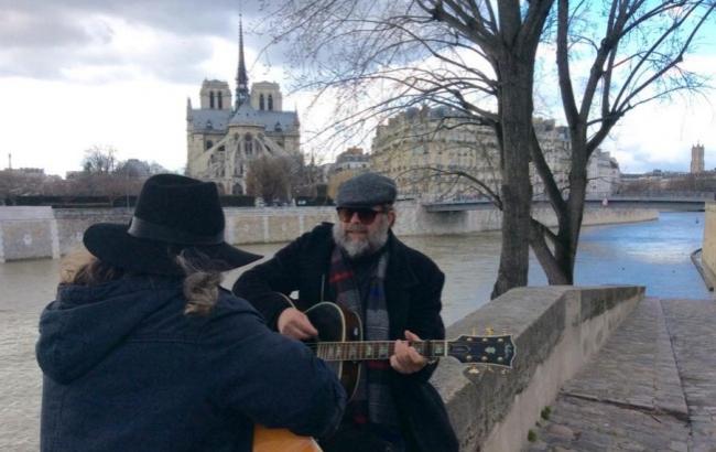 Борис Гребенщиков сыграл на гитаре на улицах Парижа
