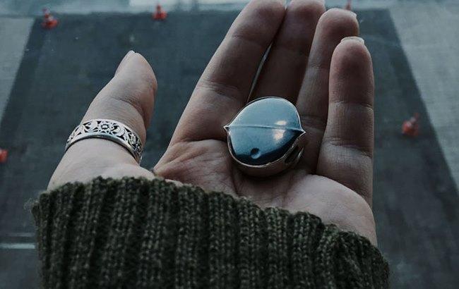 Украинцы создали кулон, преобразовывающий голосовые записи в текст