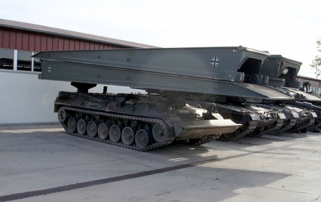 Германия передаст Украине специальные танки для строительства мостов