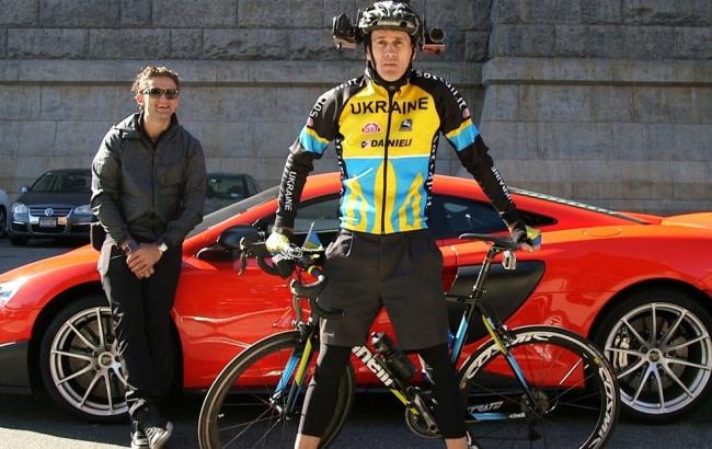 В США велосипедист в куртке с надписью Ukraine обогнал суперкар McLaren