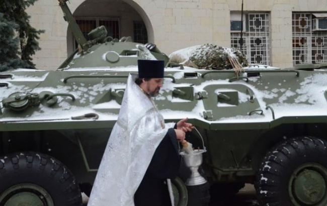 На Крещение в Севастополе освятили военную технику