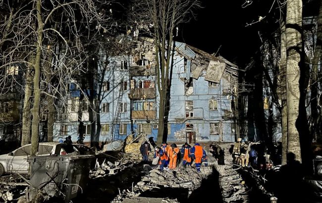 Удар окупантів по багатоповерхівці у Запоріжжі: двоє загиблих, під завалами є люди
