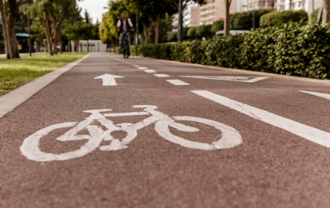 Чому велодоріжки роблять на тротуарах, а не на дорозі