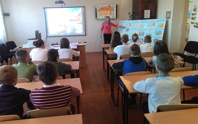 В українських школах у учнів молодших класів випитують про майно батьків